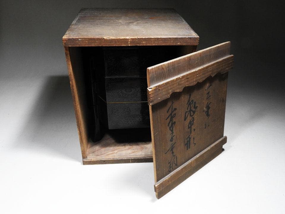 ●旧家名品 三つ重ね 亀甲形 菓子重箱 華やかな菊尽くし 美品 明治 大正 箱付