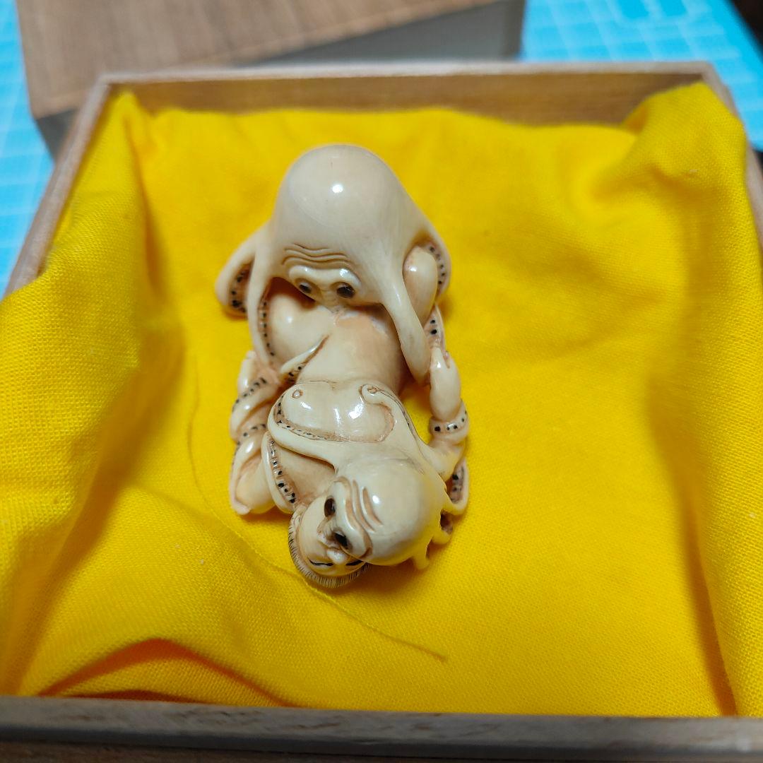 精緻彫刻 二体絡み 置物（骨材質と思われます）箱付｜旧家整理品