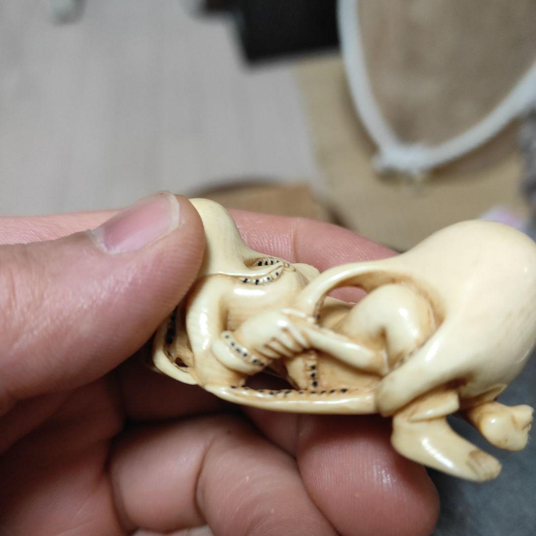 精緻彫刻 二体絡み 置物（骨材質と思われます）箱付｜旧家整理品