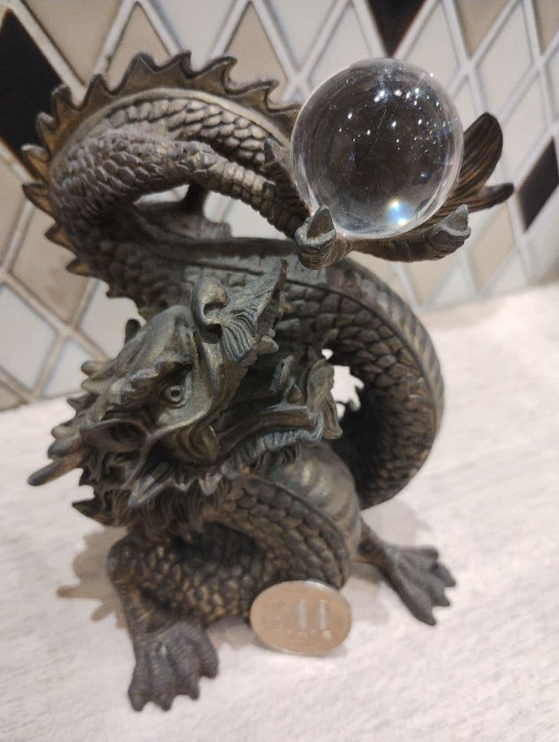 ドラゴンデザインの金属製置物