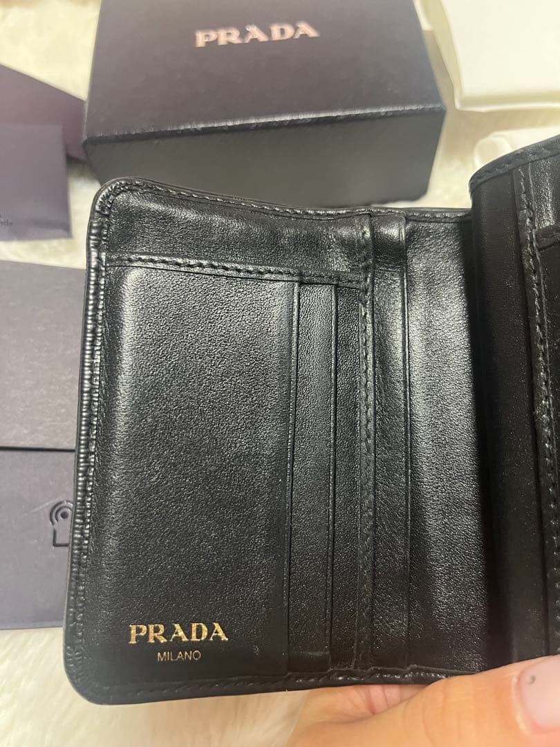 PRADA ブラックレザー 二つ折り財布 箱付き