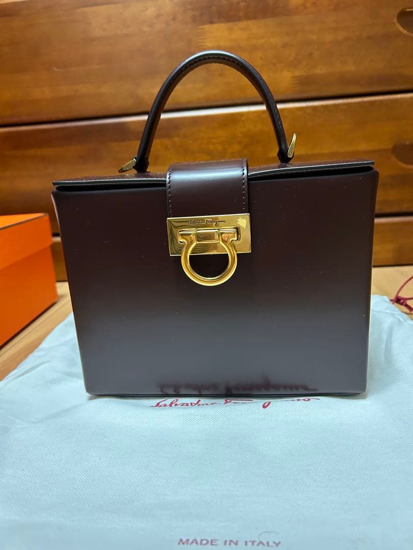 10%お値下げ‼️ 美品‼️フェラガモ　ショルダーバック