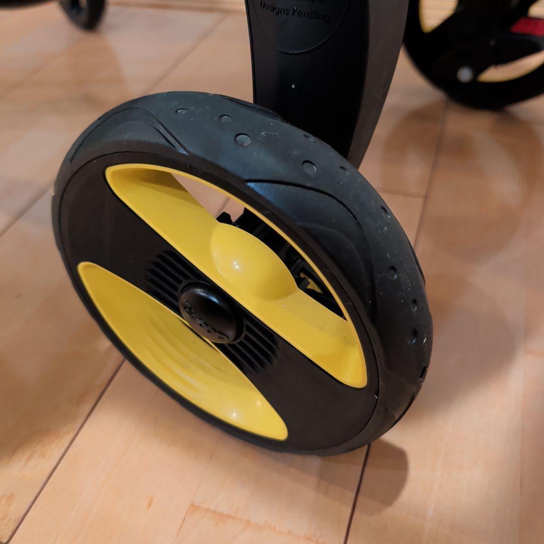 りゅーき美品doonaチャイルドシート フレームレッド　ホイールカバー付き