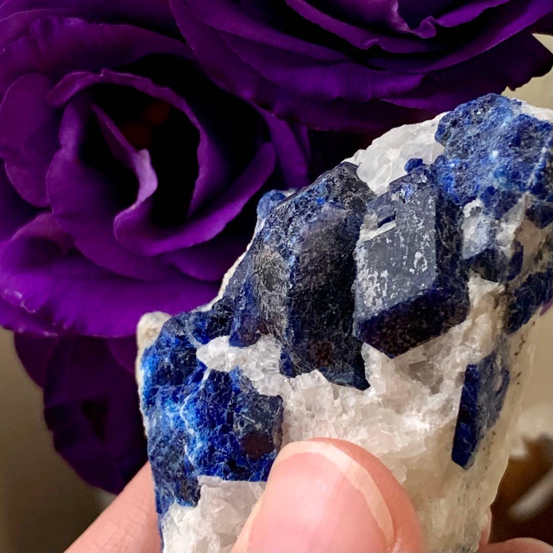 トップブルーソーダライト(アウイン？)母岩上の結晶2