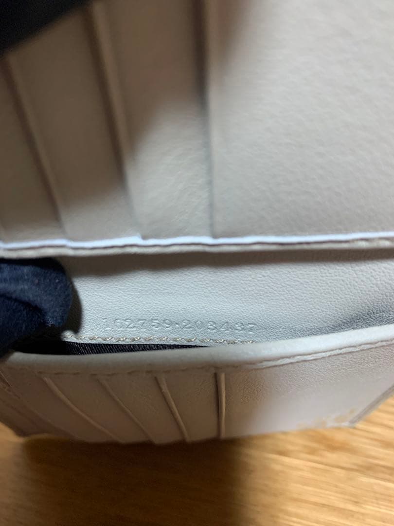 Gucci 財布　二つ折り　未使用　ホワイト　GGシマ