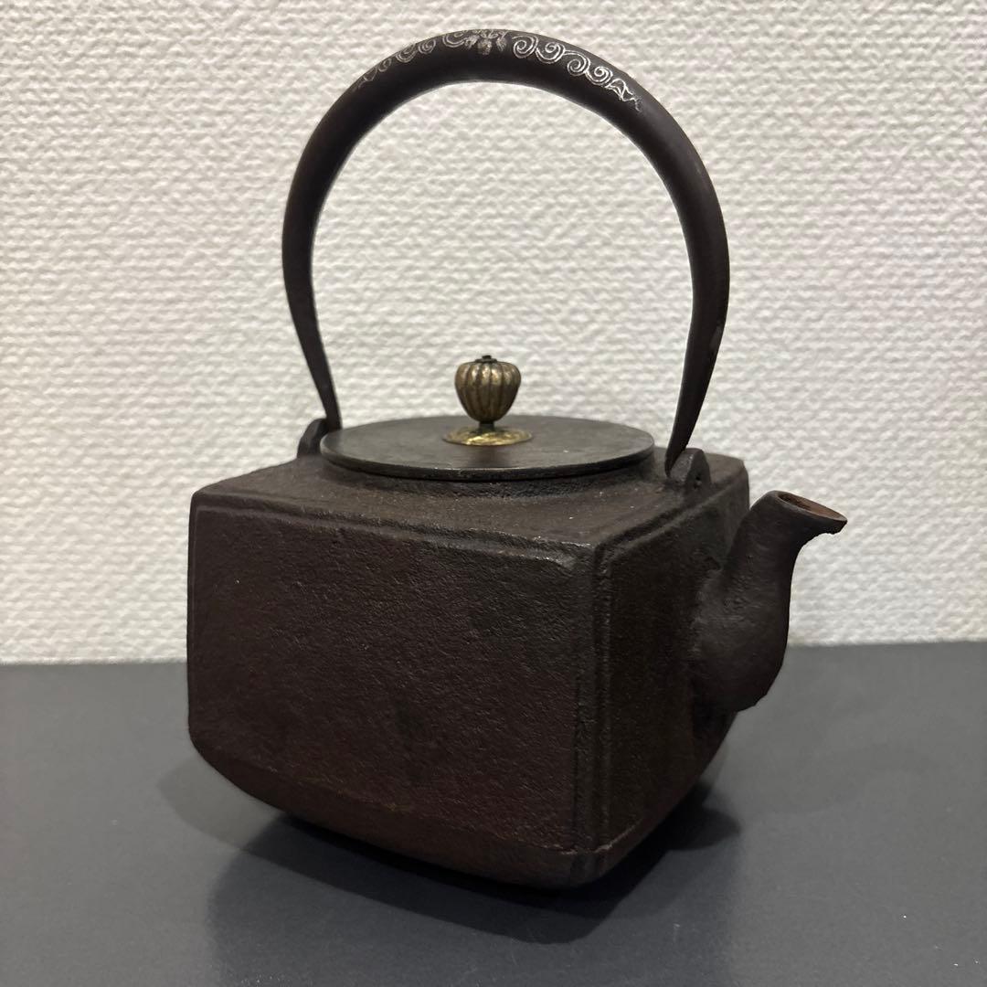 龍文堂造　四角形の鉄製鉄瓶