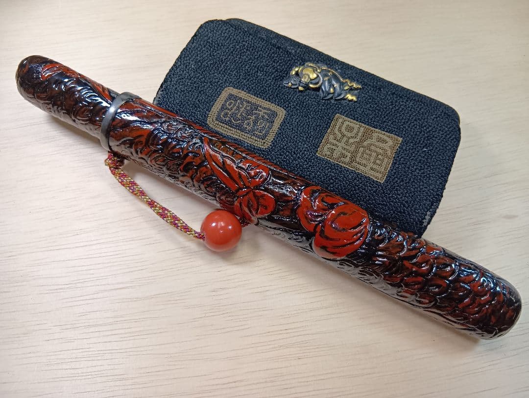 煙草入れ相良刺繍天女前金具／天女漆煙管筒