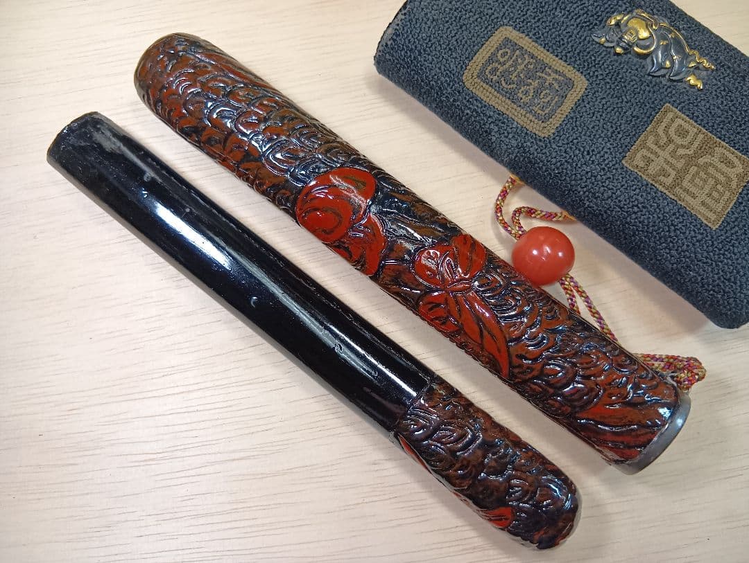 煙草入れ相良刺繍天女前金具／天女漆煙管筒