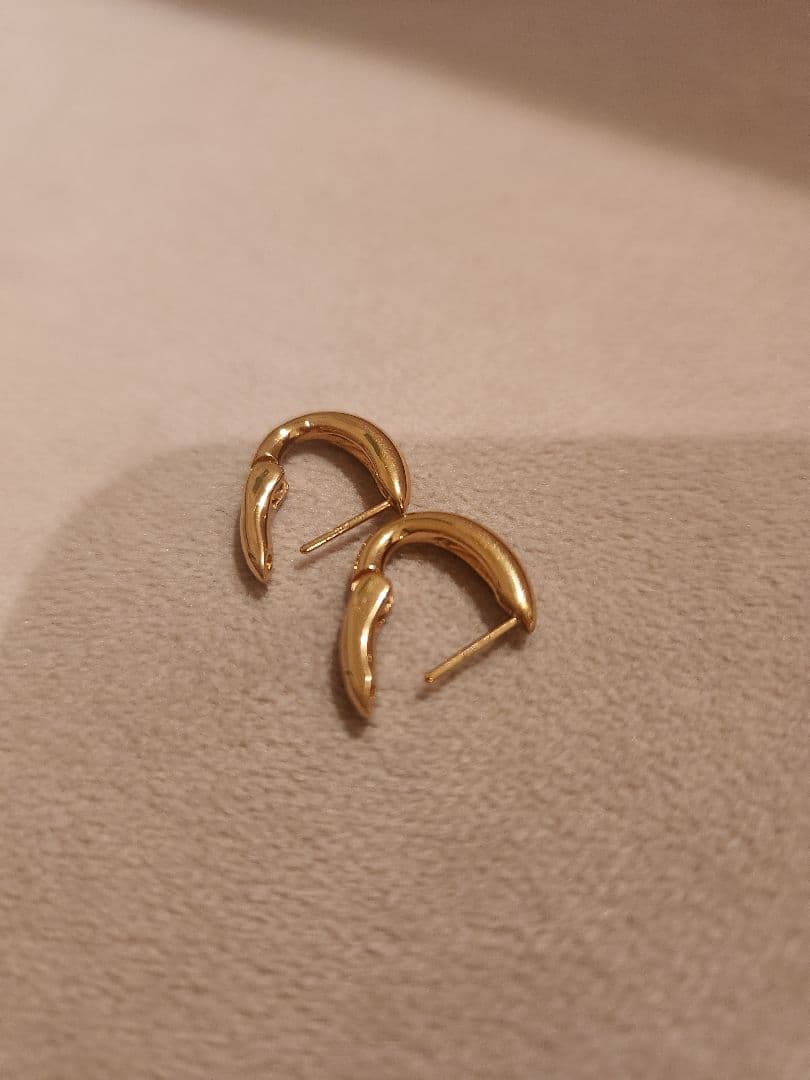 ete エテ チャンキーハグピアス ゴールド両耳シンプルゴールドピアス