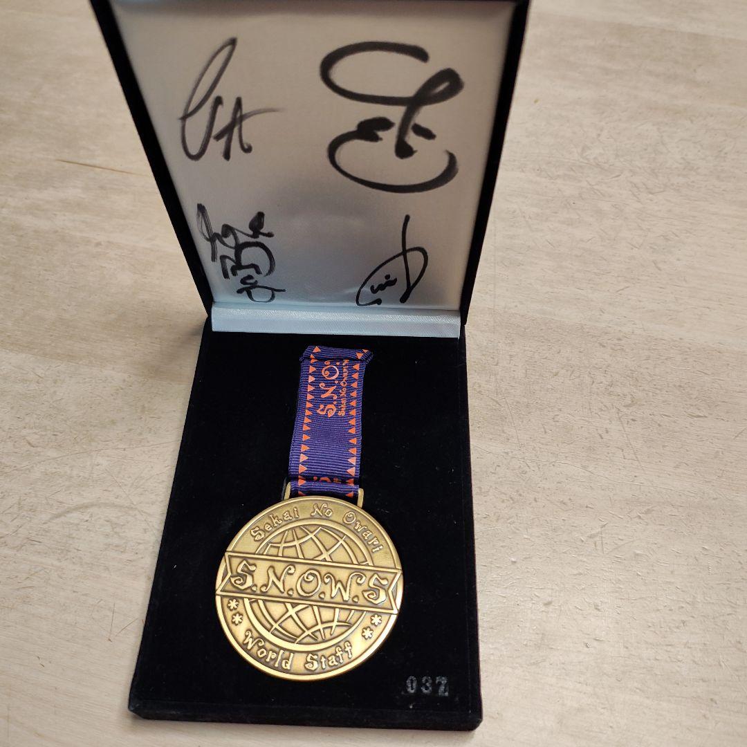 S.N.O.W.S. World Staff メダル　サイン入り シリアル37