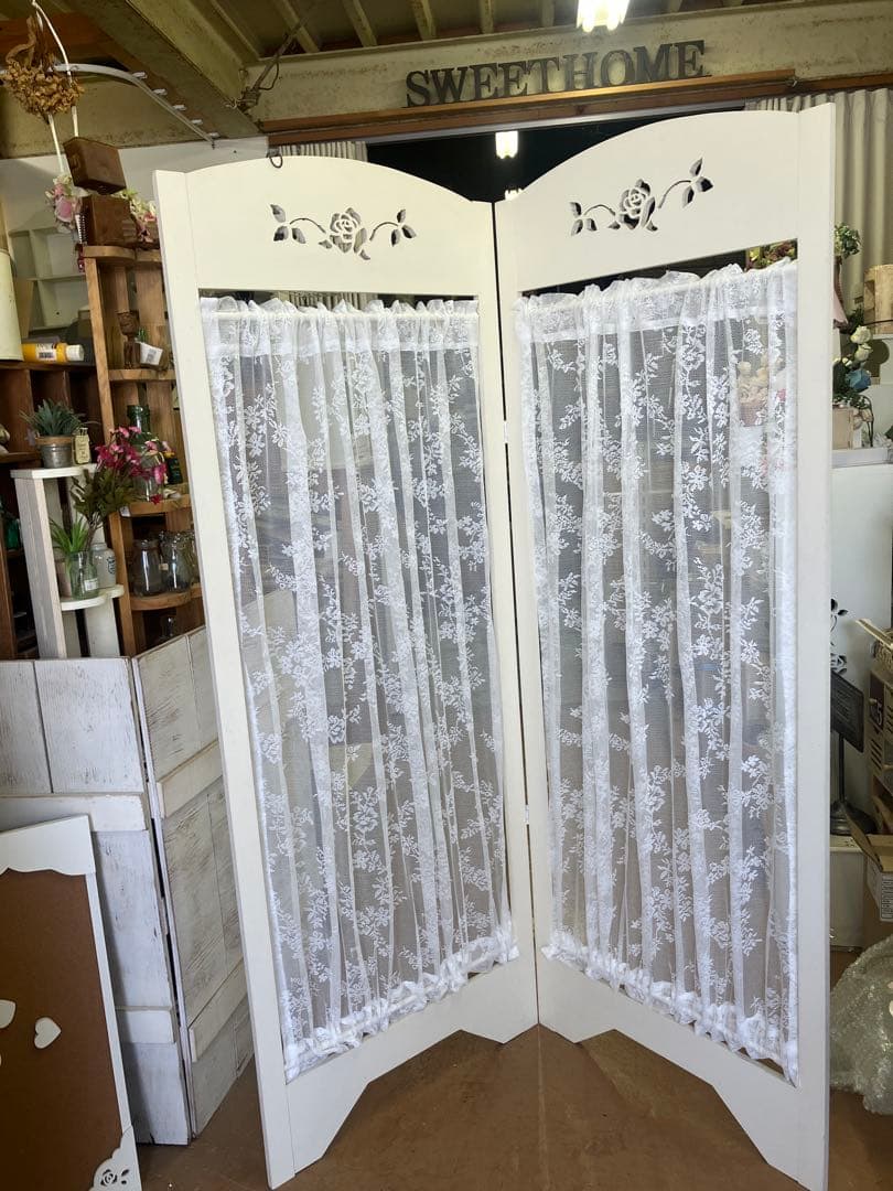 ホワイト木製パーテーション 2連 花模様レース付き