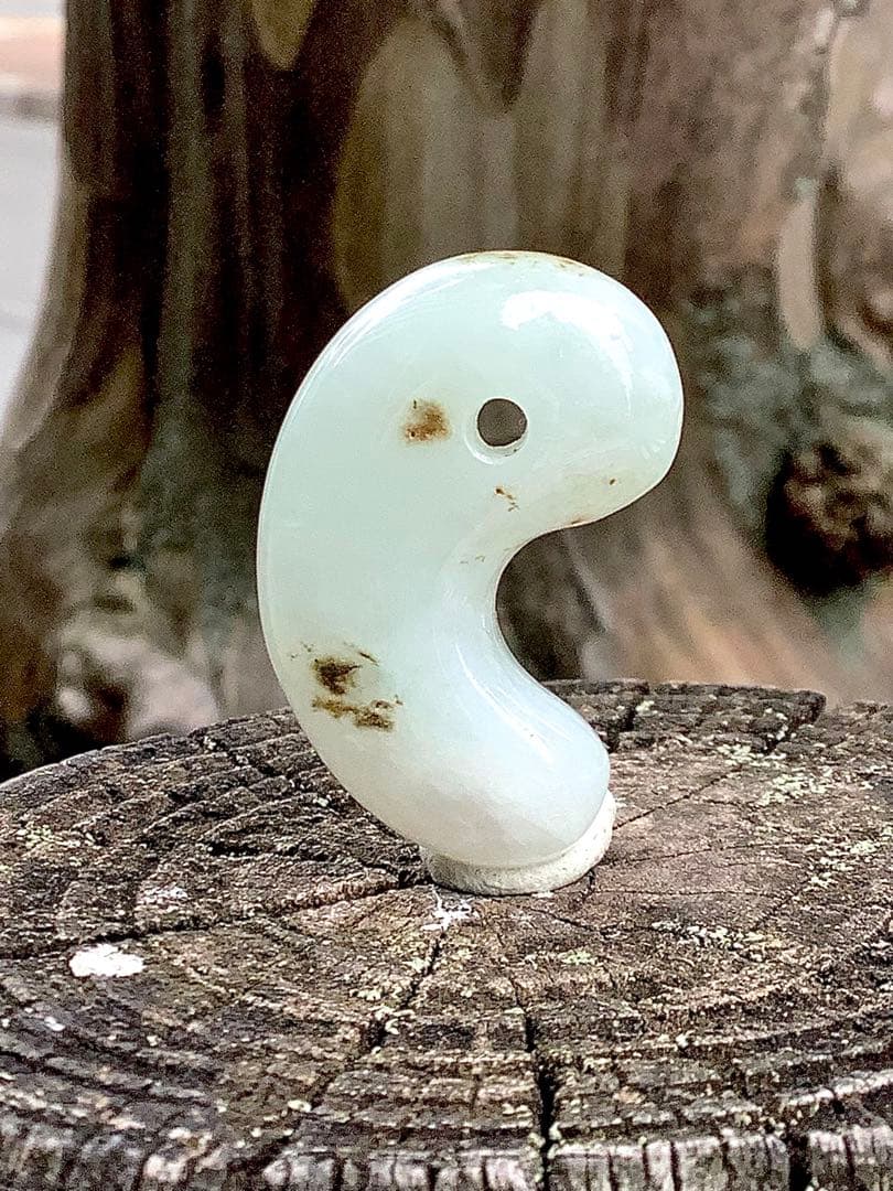 ✳今年2個目のトロトロ勾玉‼️ 酸化鉄入り糸魚川翡翠　抜群全面透過　鑑別書取得品‼️