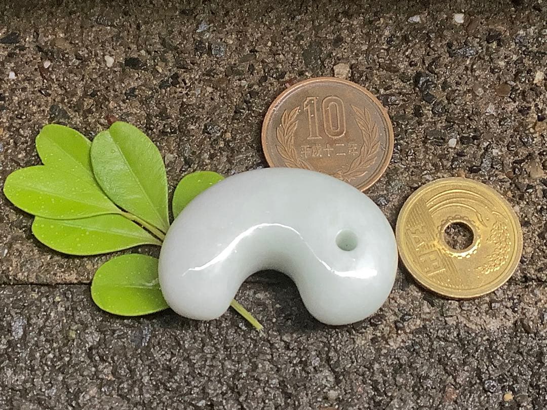 ⭕️日本一安価お値段に自信あり白糸魚川翡翠勾玉*ジェダイト　外部鑑定機関鑑別書‼️