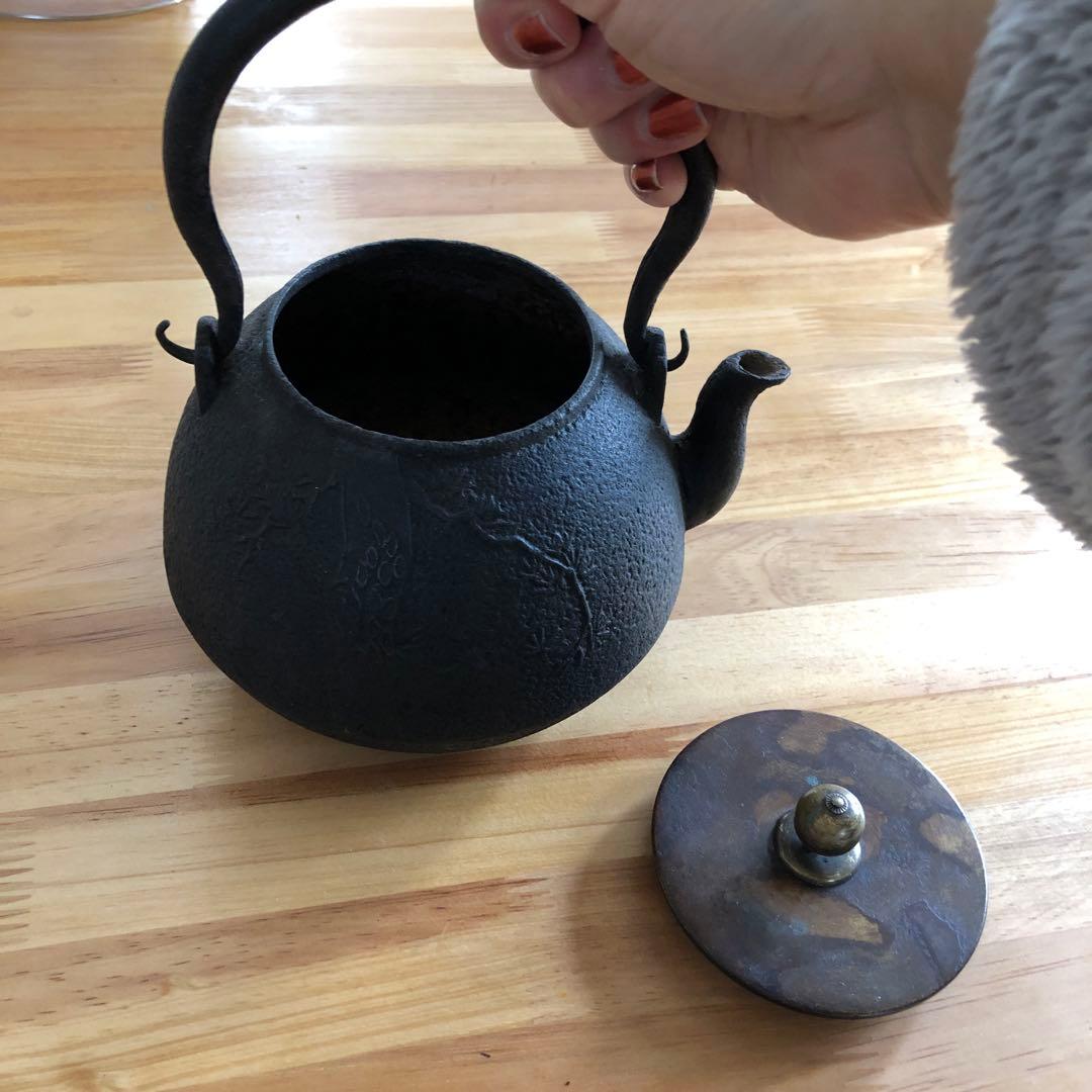 鋳鉄製黒鉄瓶 彫刻模様付き