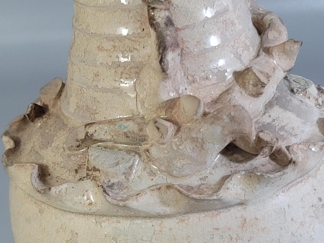 中国美術 遼白磁 纏龍貼 瓶 時代物 DT243