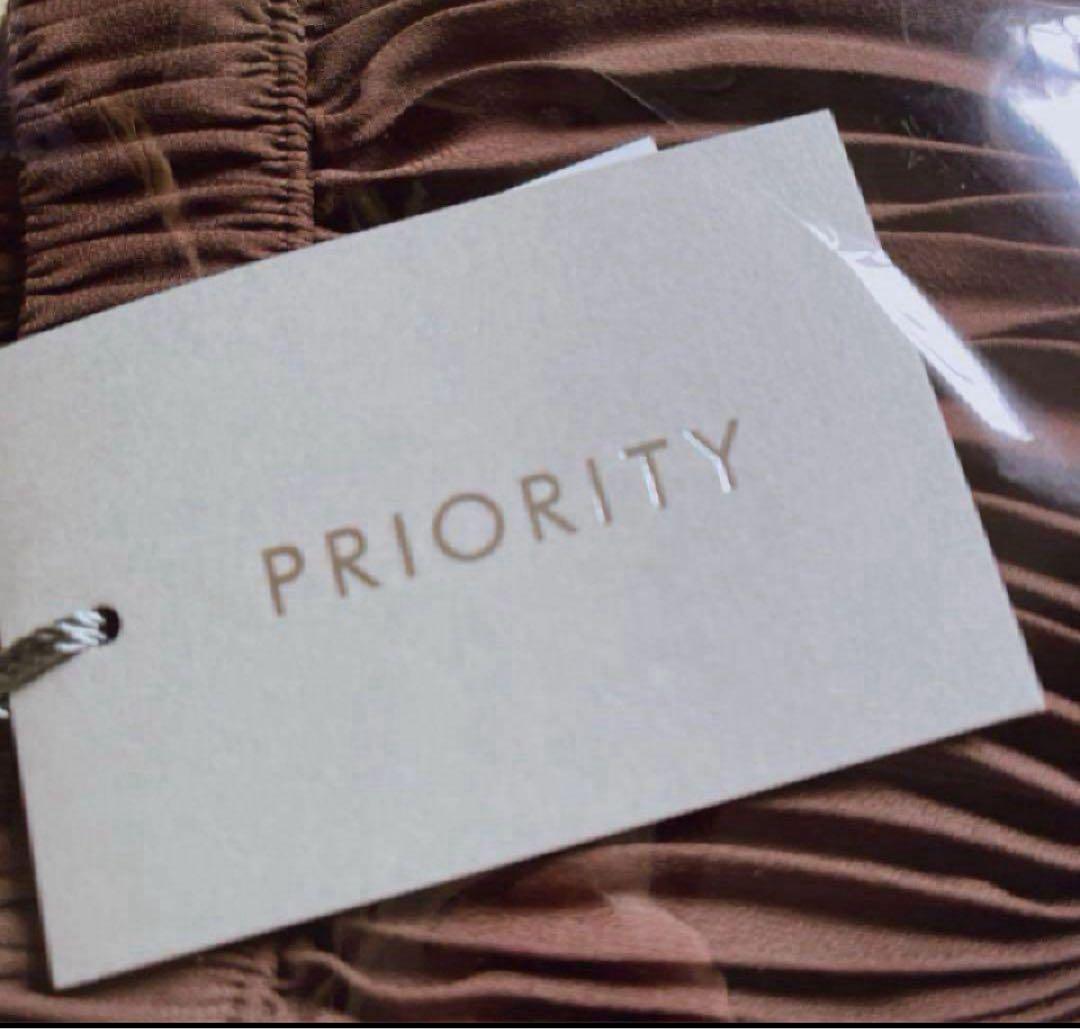 新品タグ付き❣️PRIORITY プリ ーツパンツこげ茶 Mal.レレレさ ん