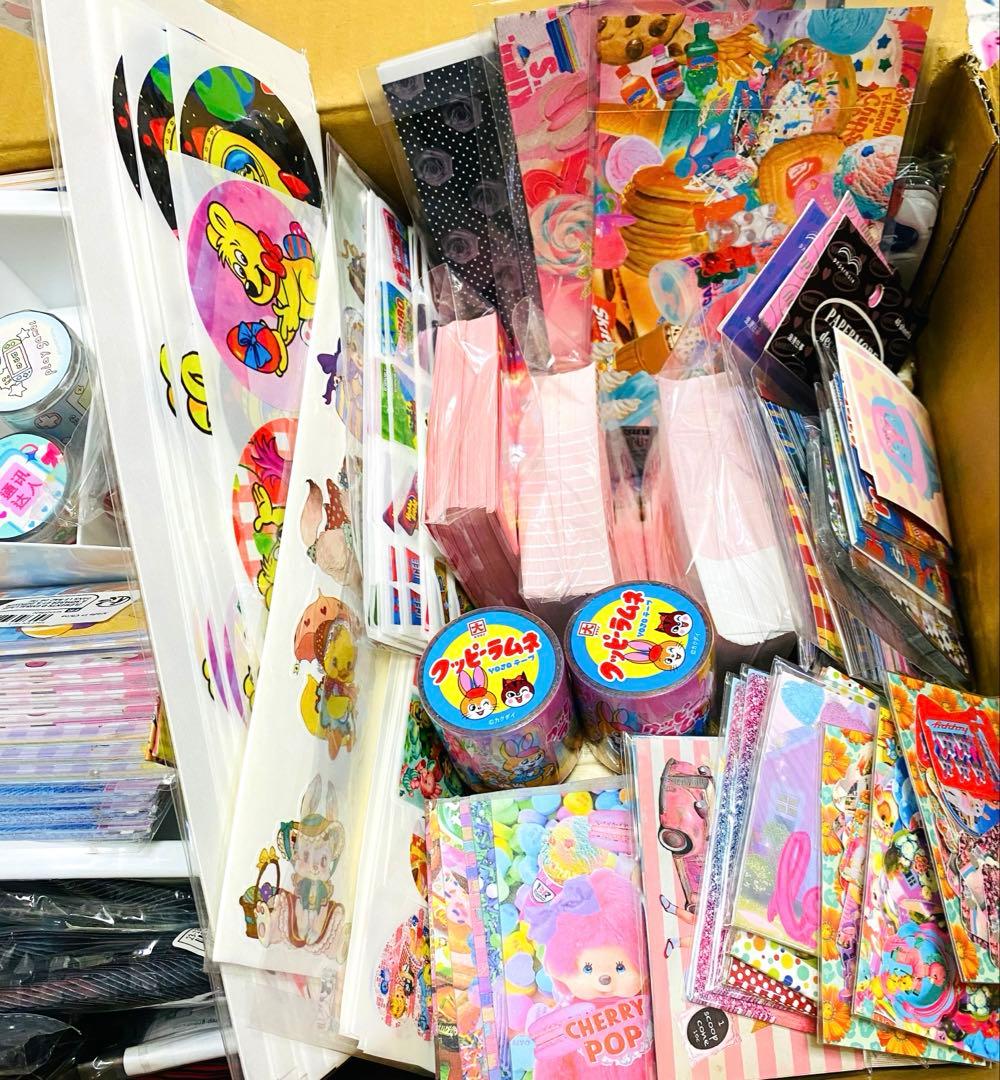 紙モノ♡コレクション整理品♡紙モノ大量まとめ売り♡印刷物セット♡シール♡箱売り