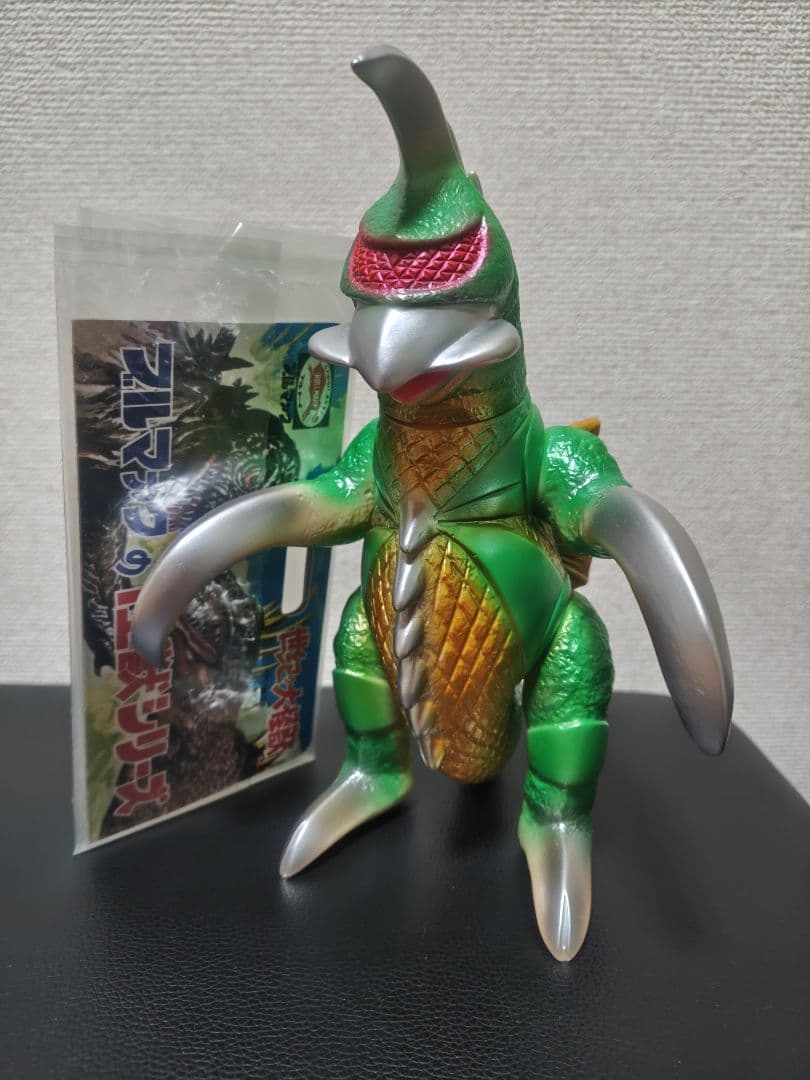 ブルマァク ガイガン メタリックグリーン 肌色成型 ソフビ