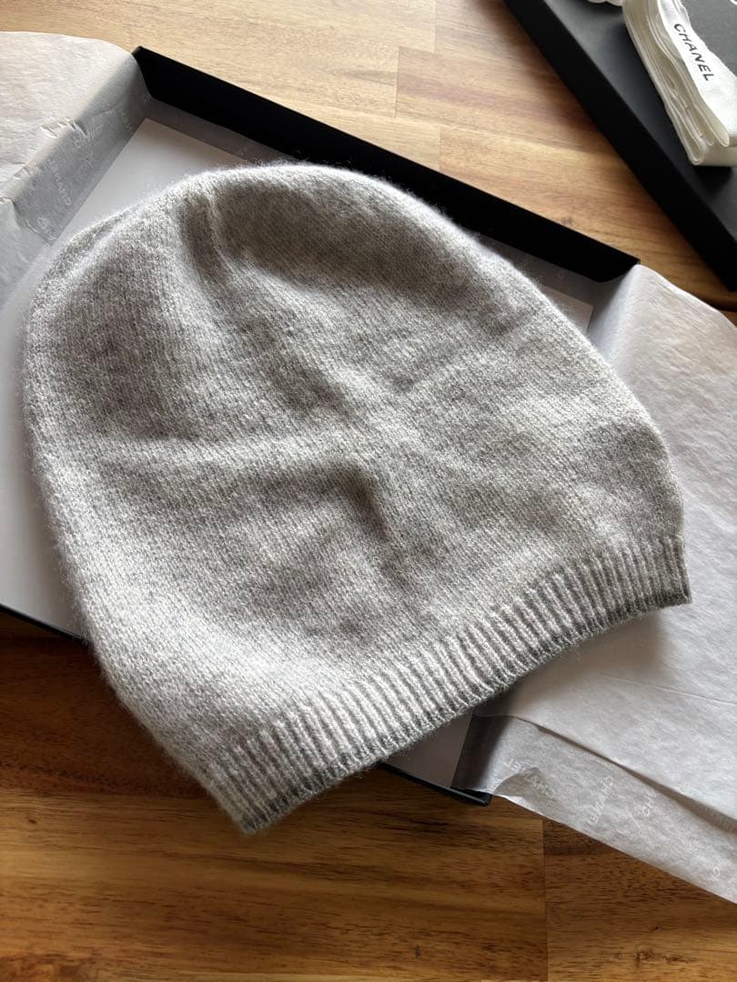 ょっぴ 様CHANEL シャネル ニット帽ビーニー　 ラメ入り グレー お箱付き