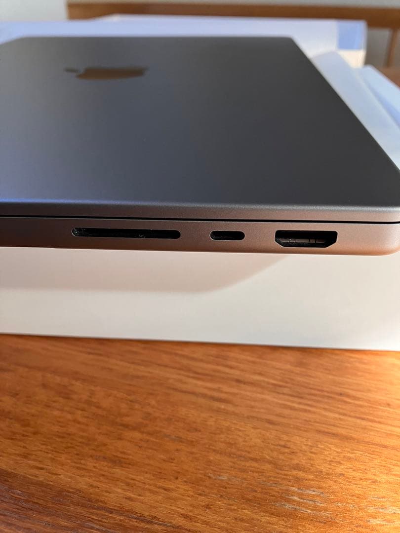 221 超美品　MacBook Pro 14インチ　新品ハードケース付き