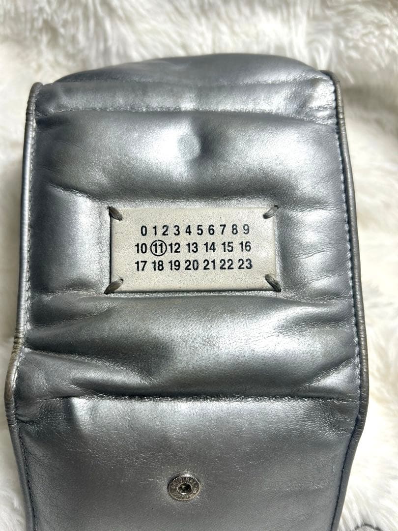 メゾンマルジェラ 三つ折り財布 シルバー グラムスラム カレンダーロゴ