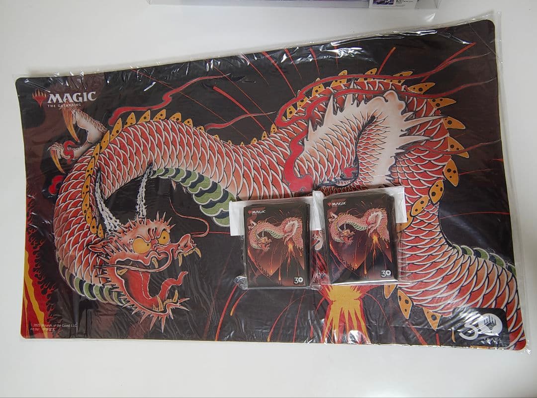 MTG 30th Anniversary シヴ山のドラゴンスリーブ、プレイマット
