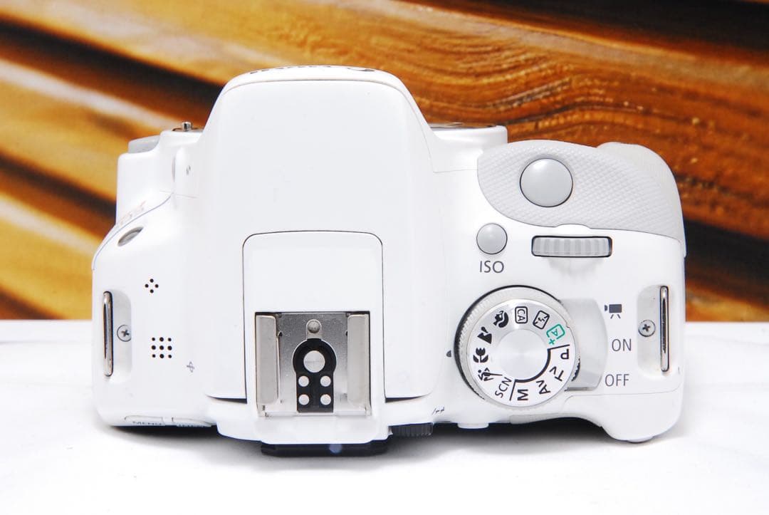 「スマホ卒業」最初の一眼に Canon Kiss X7 ホワイト スマホ転送