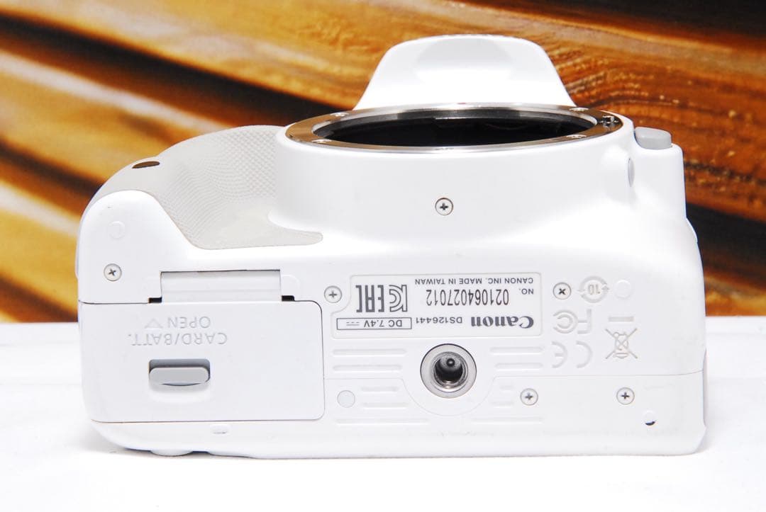 「スマホ卒業」最初の一眼に Canon Kiss X7 ホワイト スマホ転送