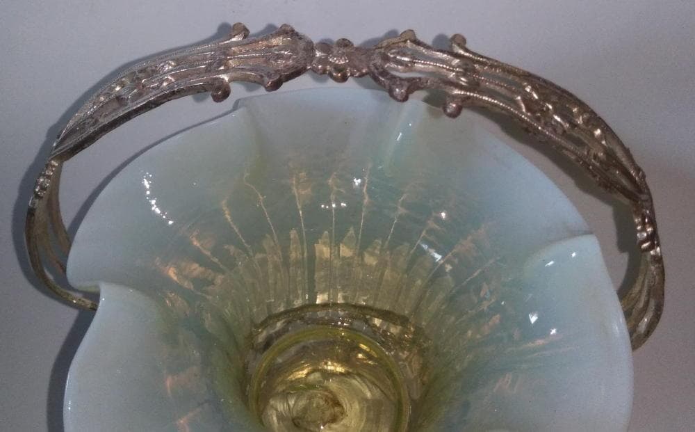 英国製ウランガラスのブライダル・バスケット