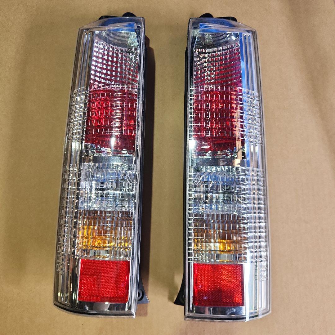 SUZUKI　エブリィワゴン　DA64W 純正品後期クリアテールランプ