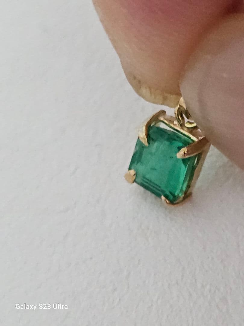 K１８コロンビア産エメラルド　ペンダント５x４mm