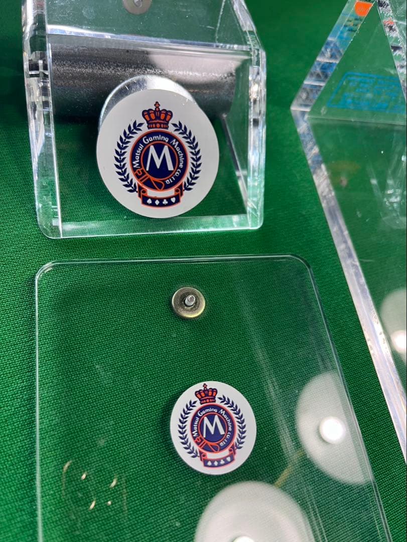 自動カードシャフラー 透明アクリル製 Mのロゴ付き