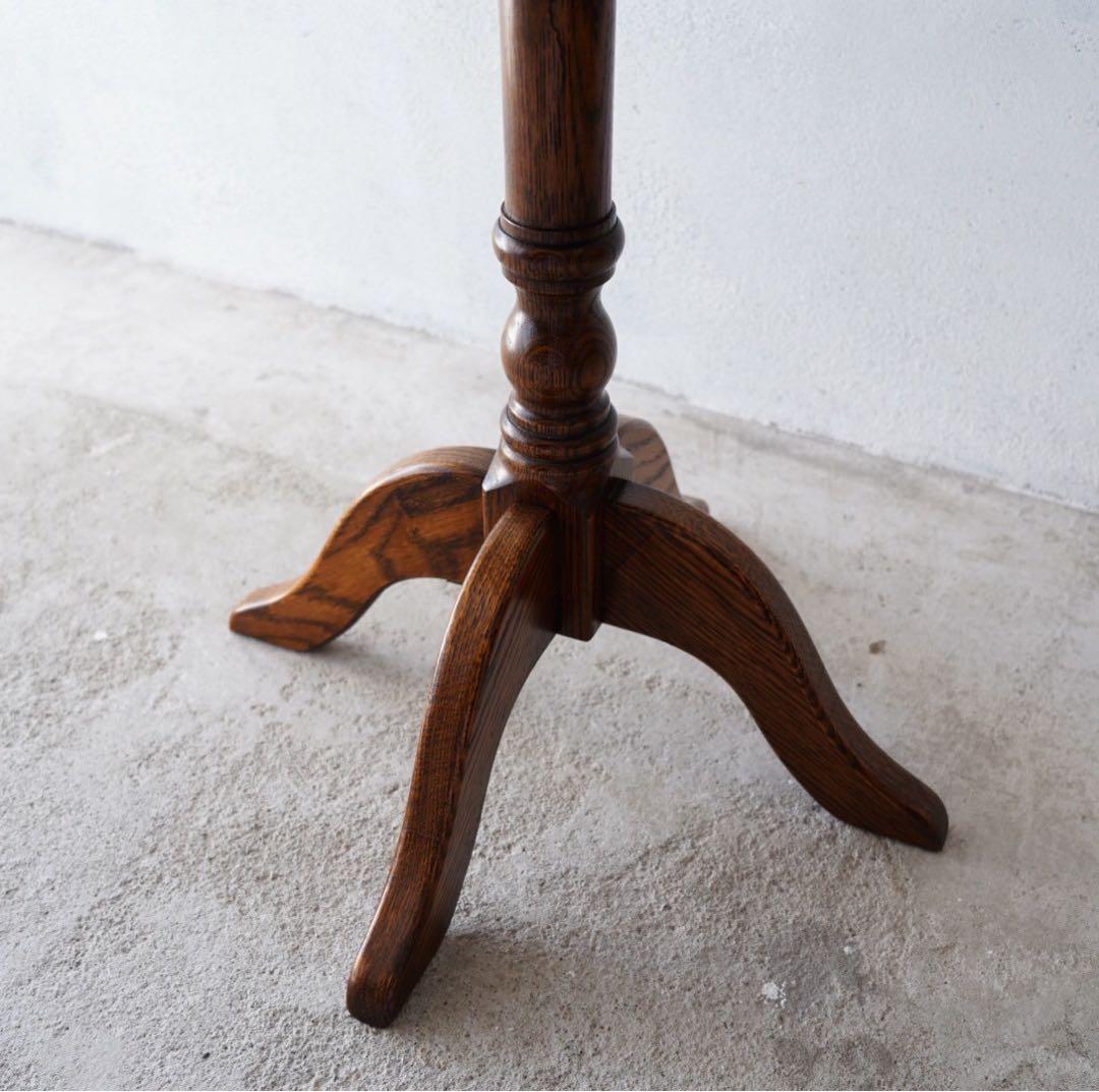 ろくろ飾りのテーブル