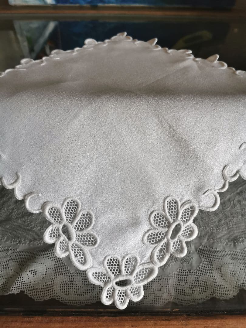アンティークフランス 花びらチュールの西洋菊 スカラップ白糸刺繍 ハンカチクロス