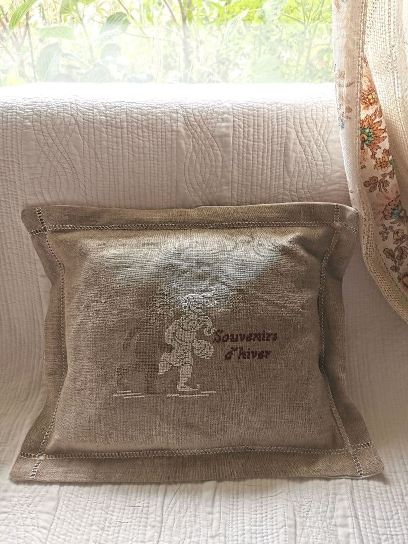 アンティークフランス ホームスパンリネン＆プチポワン子供冬遊び刺繍 クッション