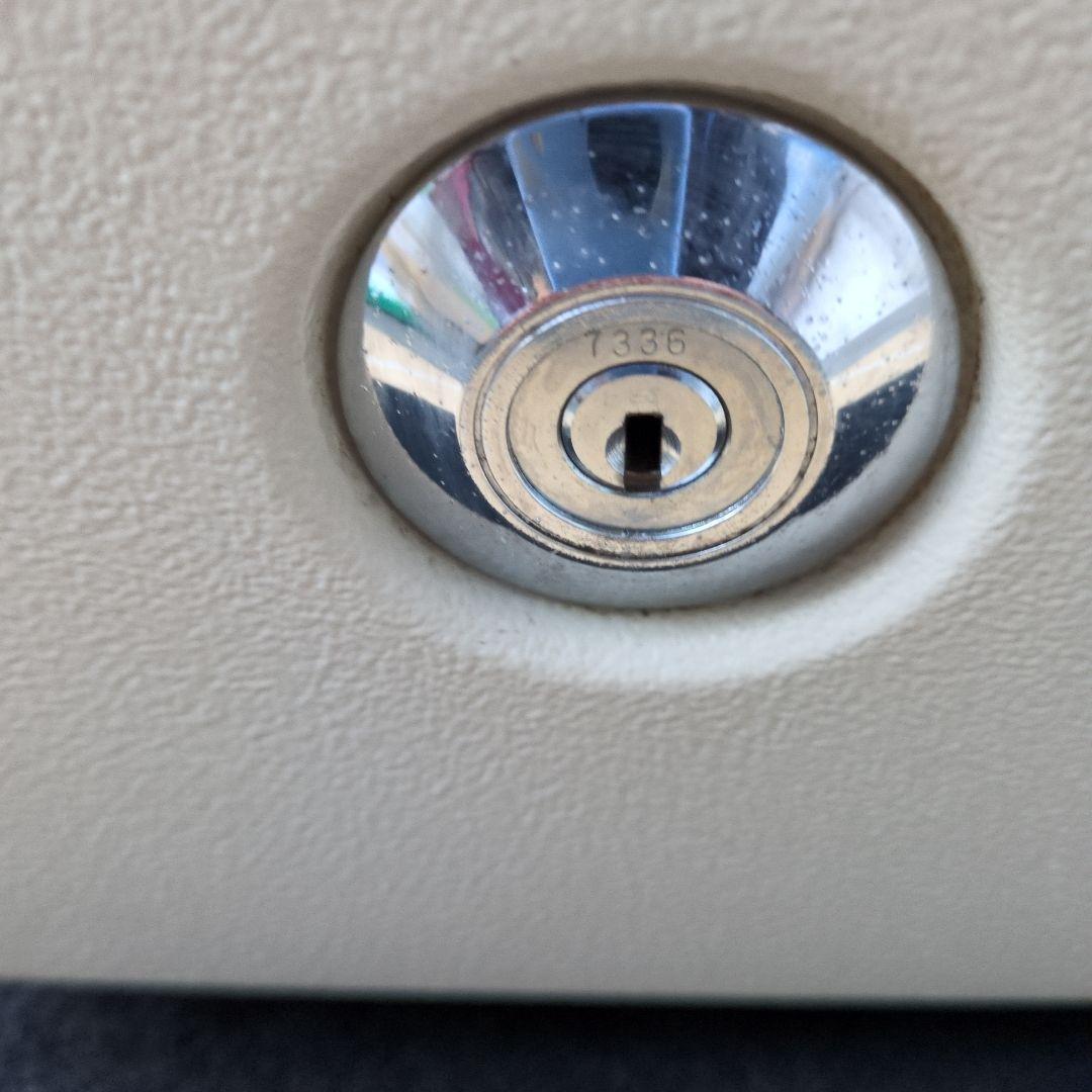 耐火金庫 。アイボリーキャッシュボックス 回転式鍵付き。１h耐火・衝撃落下。