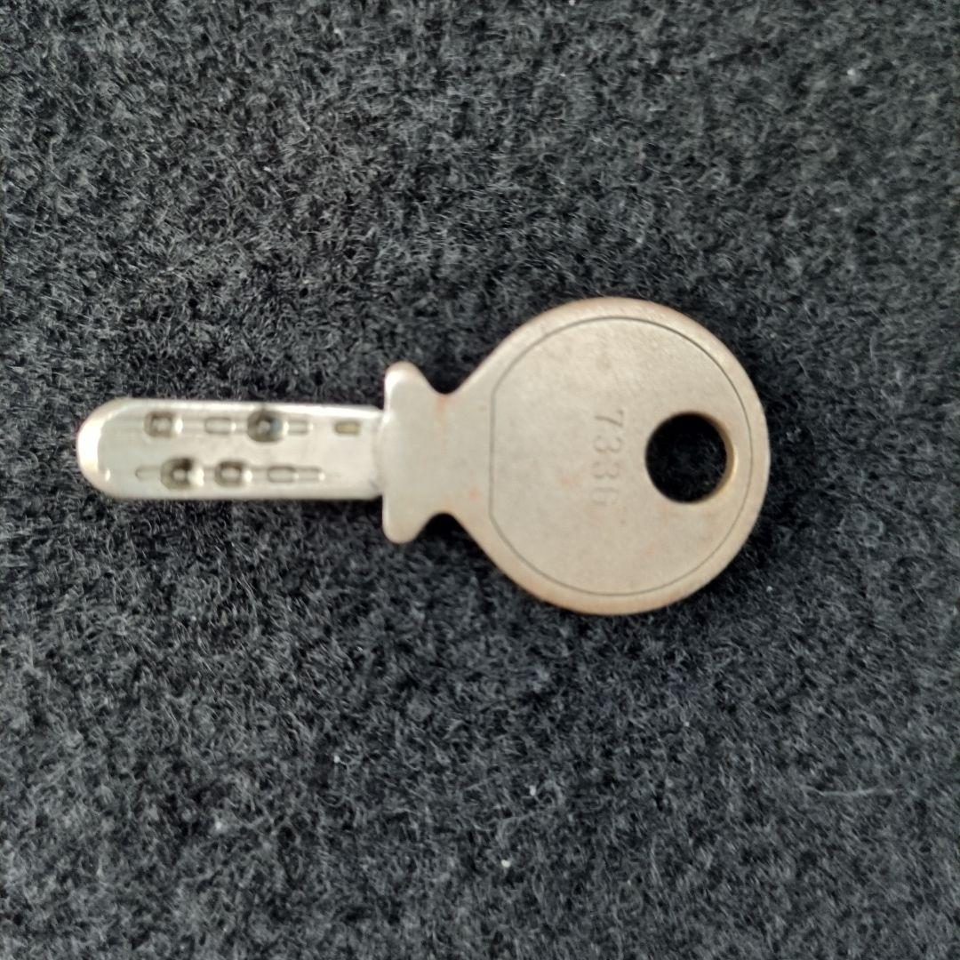 耐火金庫 。アイボリーキャッシュボックス 回転式鍵付き。１h耐火・衝撃落下。