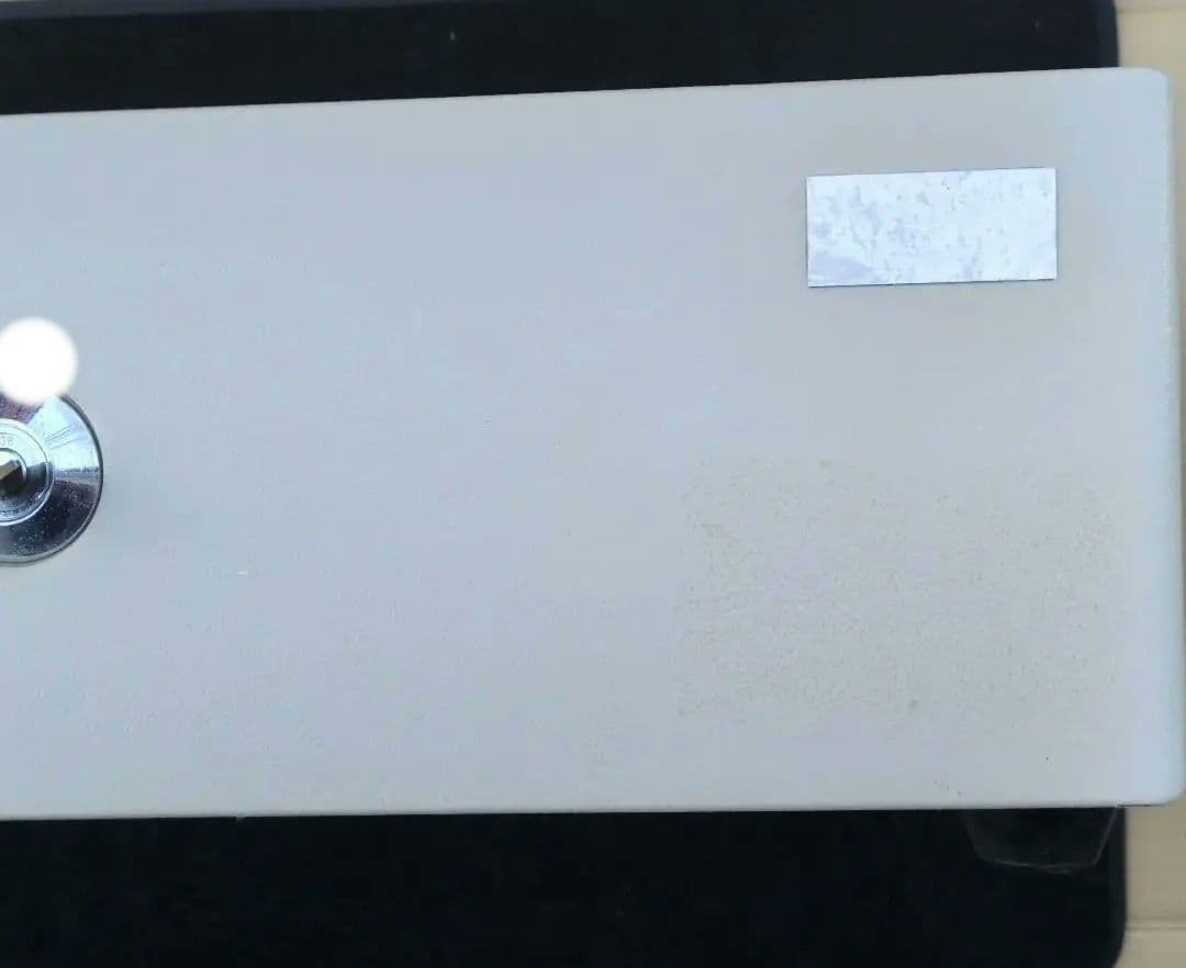 耐火金庫 。アイボリーキャッシュボックス 回転式鍵付き。１h耐火・衝撃落下。