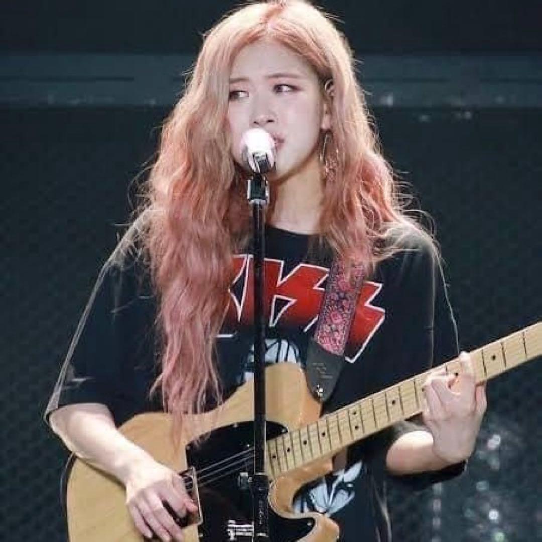 BLACKPINK ロゼ着用 KISS ALIVE WORLDWIDE ツアーT