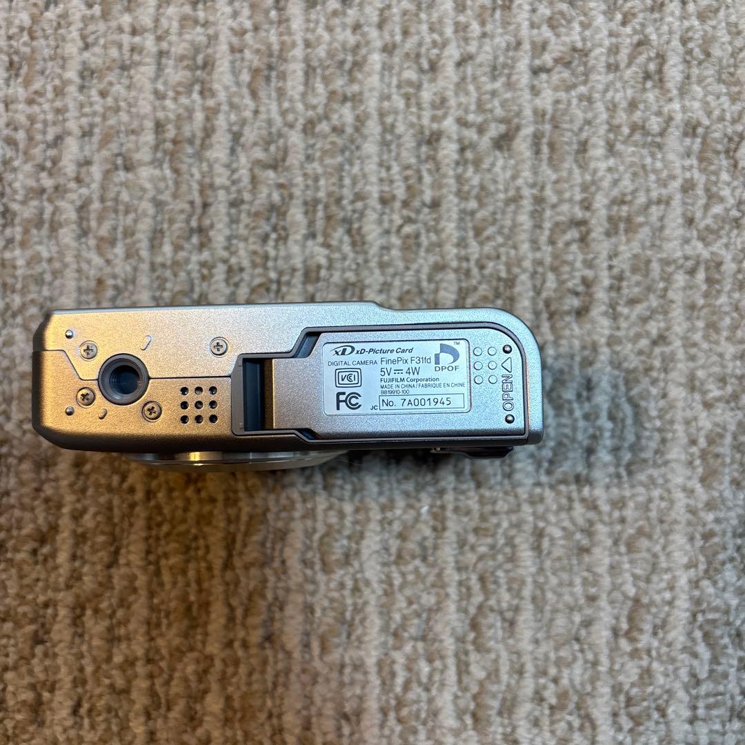 FUJIFILM FINEPIX シルバー デジタルカメラ　Ｆ31fd