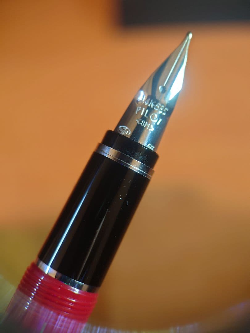 廃盤色 PILOT 万年筆 エラボー 樹脂軸 赤 ペン先14K 字幅SM 中軟字