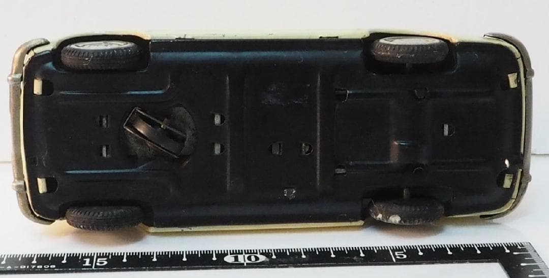 萬代屋【ダットサン ブルーバード410 2ドア白リモコン欠】ブリキ製ミニカー箱無