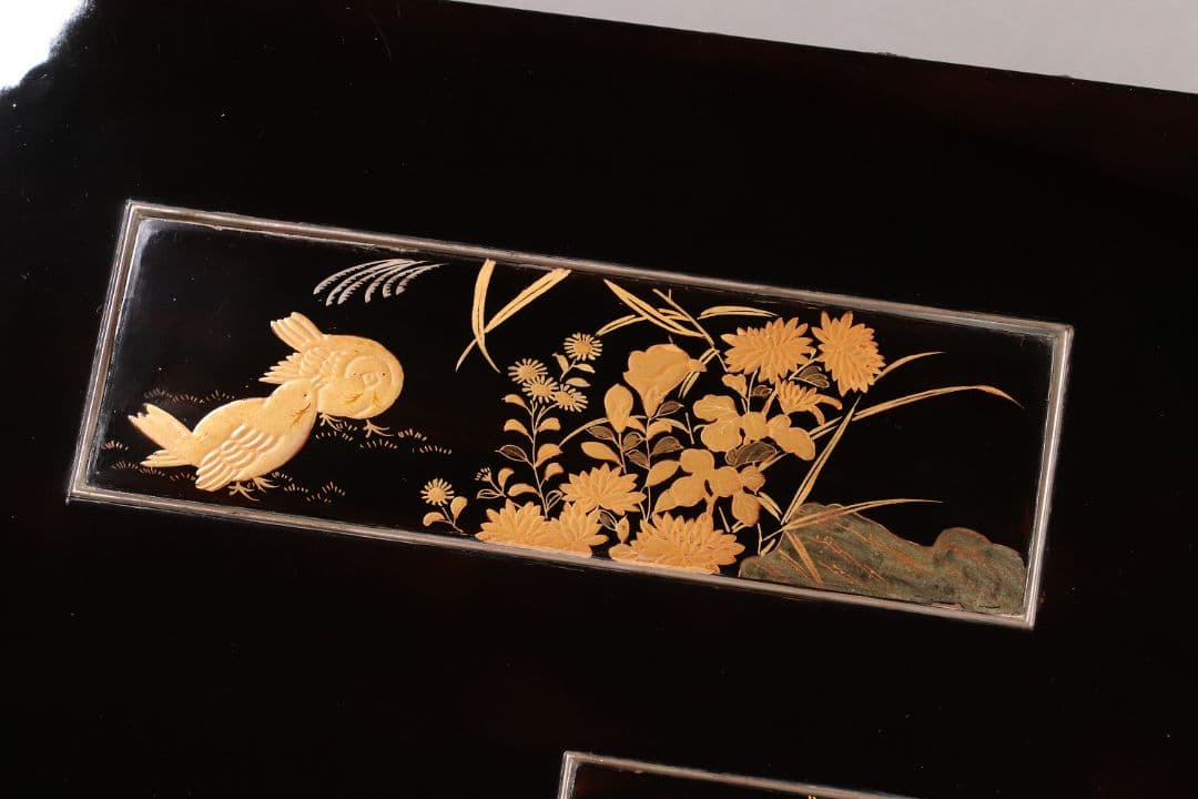 時代 花鳥図 金蒔絵 黒塗二段卓 冠卓 木箱 木製 花台 飾台 鶉 雀 M840