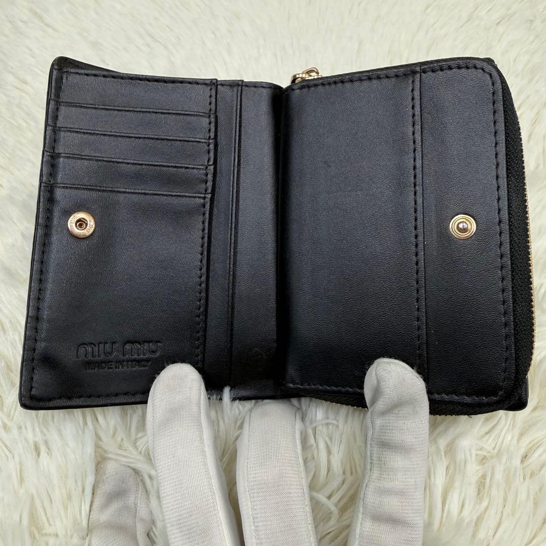 ✨美品✨ MIUMIU 二つ折り 財布 マテラッセ 黒 レザー メタルロゴ