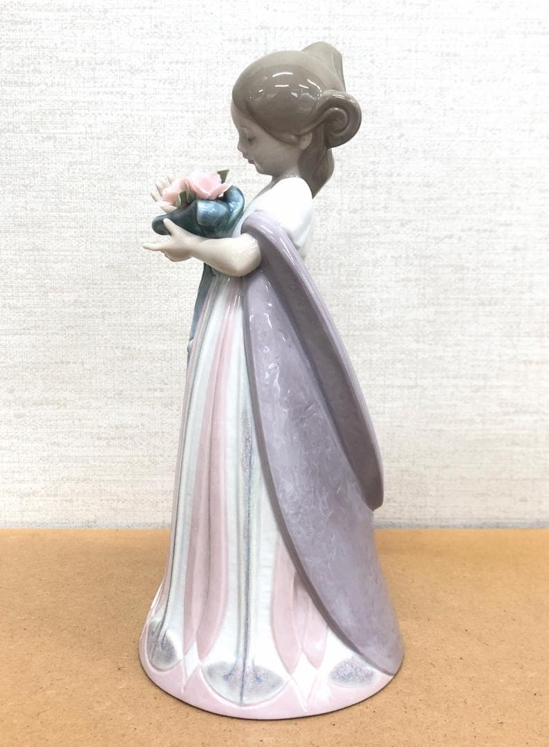 リヤドロ■花束を抱きしめている少女　磁器人形　フィギュア　置物　メルヘンチック