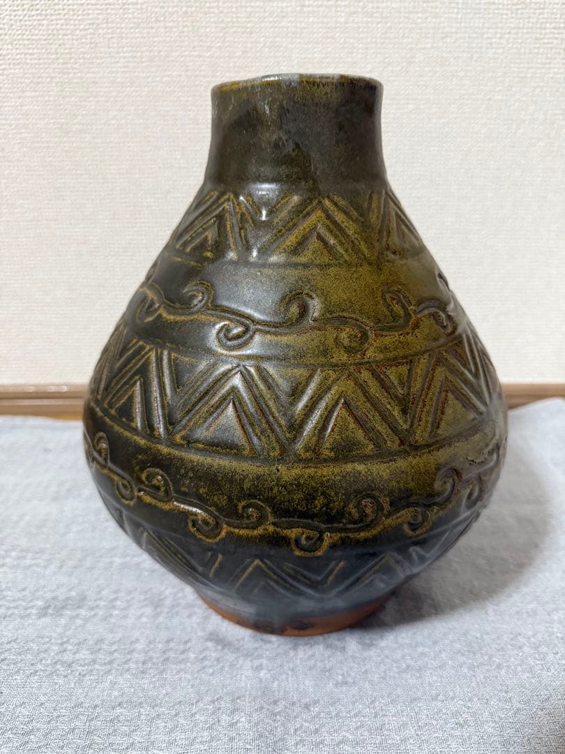 幾何学模様のダークグリーン茶色陶器花瓶 昭和レトロ アンティーク