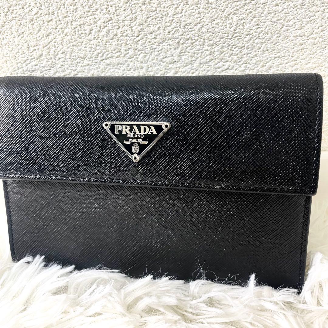 プラダ　PRADA 三つ折り財布　サフィアーノ　ブラック　黒　レザー　三角ロゴ