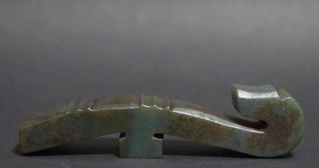 古代 和田玉(ホータン)細工彫り古代龍首帯勾 根付 緒締玉 提げ物 装飾品 置物