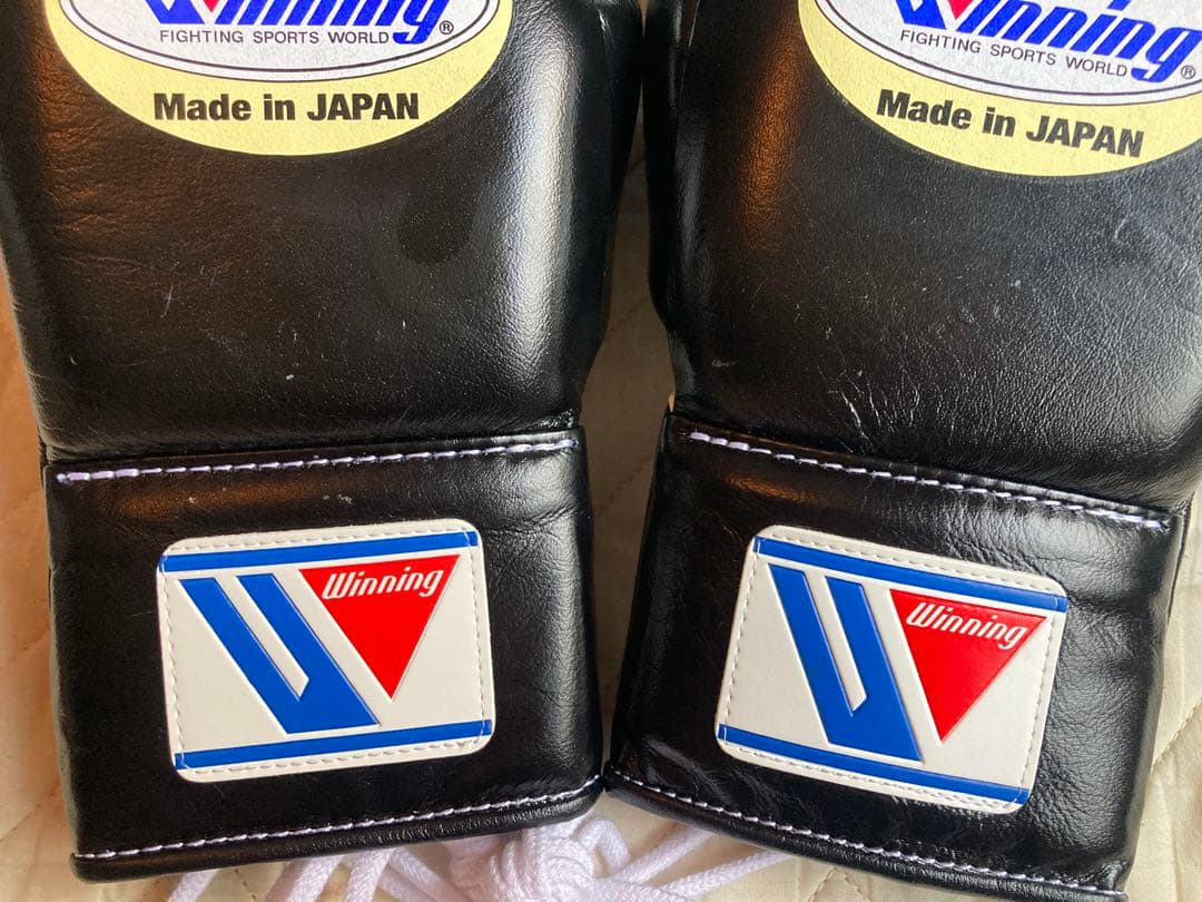 美品Winning ボクシンググローブ 8 oz 紐式おまけバンテージ２セット付