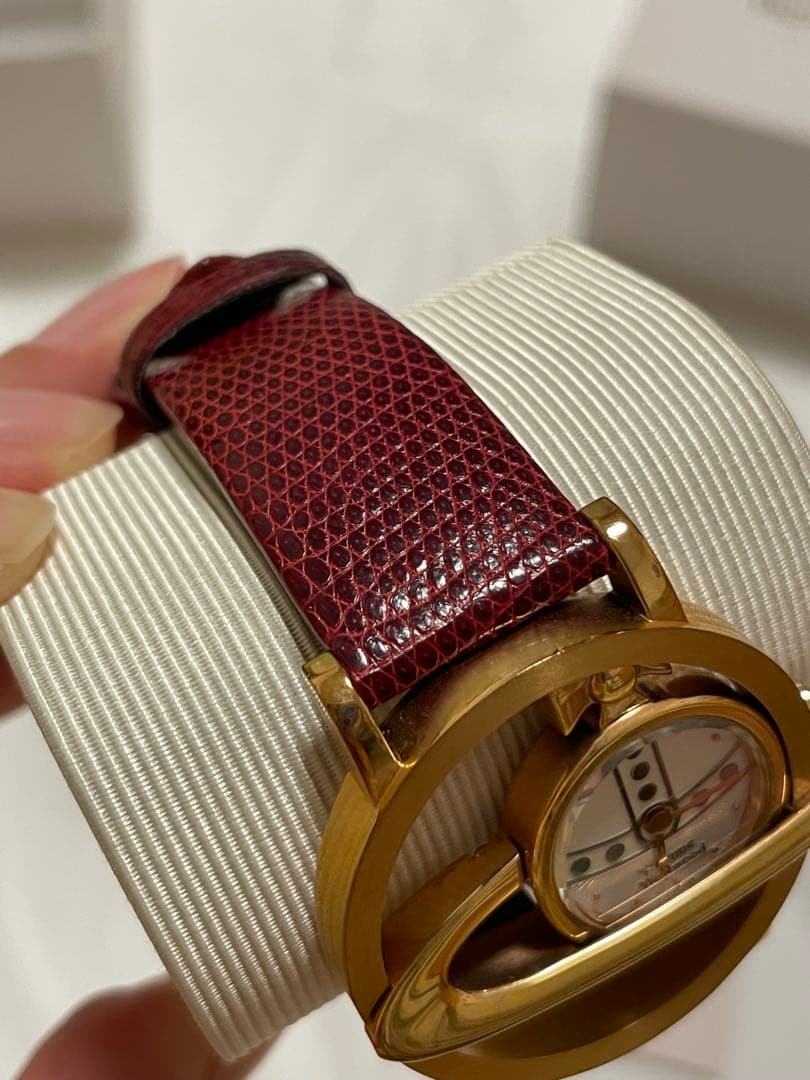 vivienne ヴィヴィアン 腕時計 サークルオーブ　電池切れ　赤